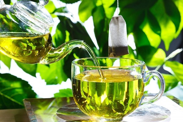Trà xanh và trà đen đều chứa nhiều chất có lợi như flavonoids và polyphenols chống oxy hóa. 