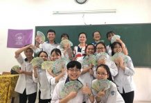 Vĩnh Phúc tặng thưởng gần 300 triệu đồng cho học sinh giỏi quốc gia vinh-phuc-chi-lon-cho-hoc-sinh-gioi