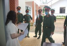 Những thí sinh đặc biệt vừa chống dịch, vừa tham gia kỳ thi tốt nghiệp THPT 2020 Chien-Si-Di-Thi-1